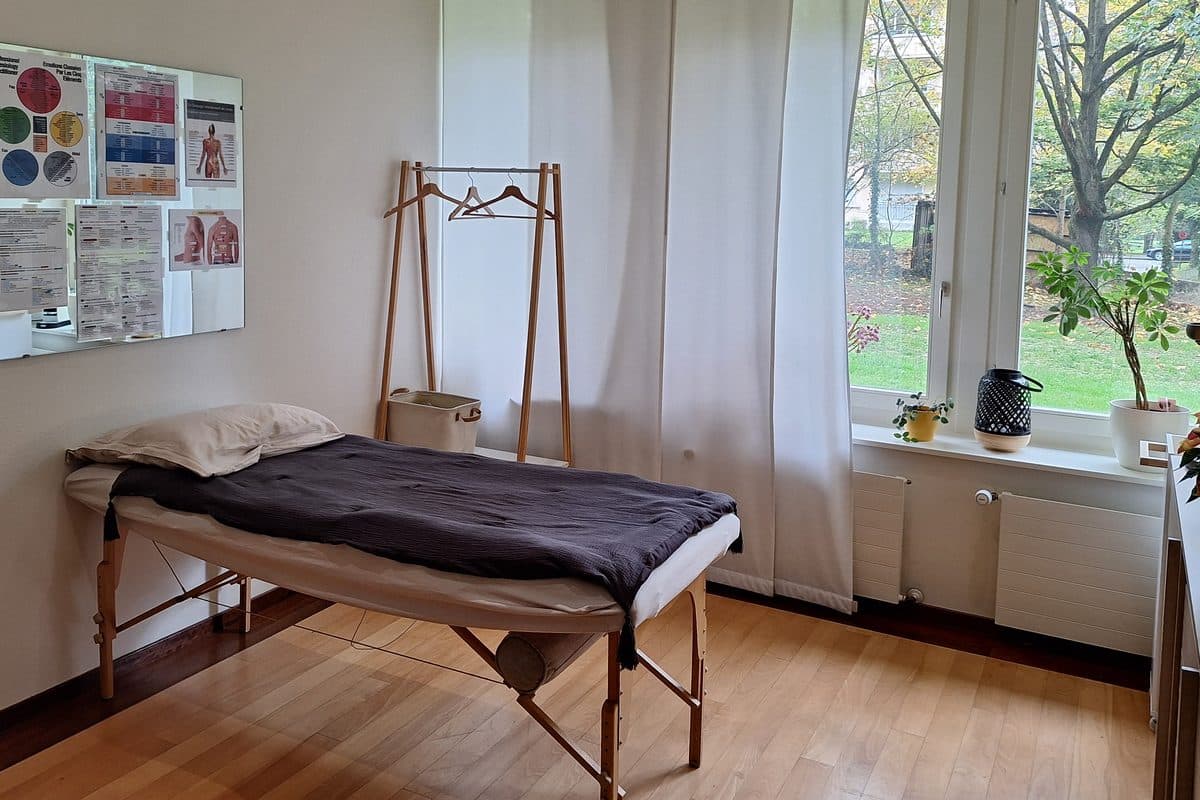 La table de consultation, sous la fenêtre